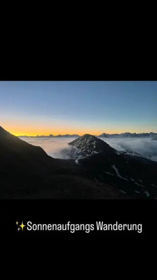 ✨Oben auf dem Gipfel ist es still. Unter dir liegt eine geschlossene Wolkendecke, weich wie Watte. 
Die Welt darunter scheint weit weg. Nur der Wind weht dir kühl entgegen. 🌬️

☀️Dann bricht der erste Sonnenstrahl über die Gipfel, trifft dich im Gesicht und färbt die Wolken unter dir golden. 
Für einen Moment ist alles ruhig, klar und echt. Nur du, der Wind, und der neue Tag hoch oben am Berg.

Welch ein.. ✨Magic Moment✨ #sonnenaufgang☀️#wanderglück#achtsamkeit#indiebergbinigern#zufriedenundglücklich#wanderführerin#naturführerin#zillertal#magicmoment#dankbarfürdiesenmoment#dankbarkeit#wunderschön#